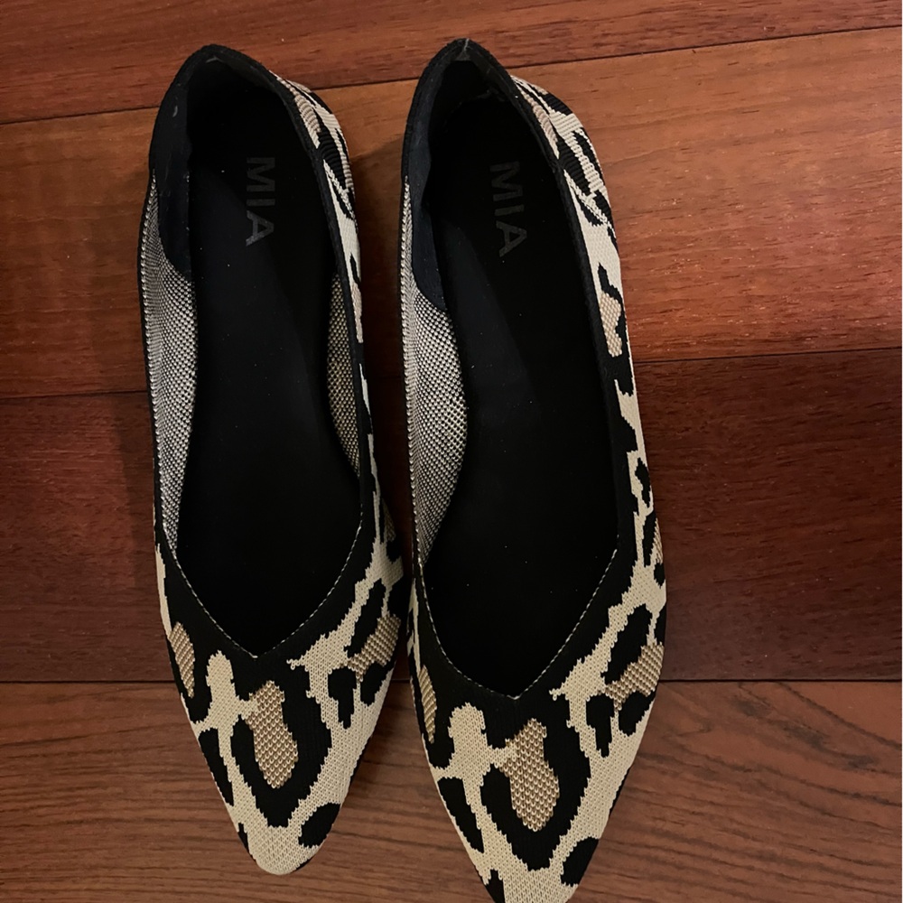 Size 12 leopard print Pointed toe flats
